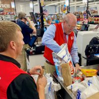 Griffith Bags Groceries for Food City – United Way Celebrity Bagging Event